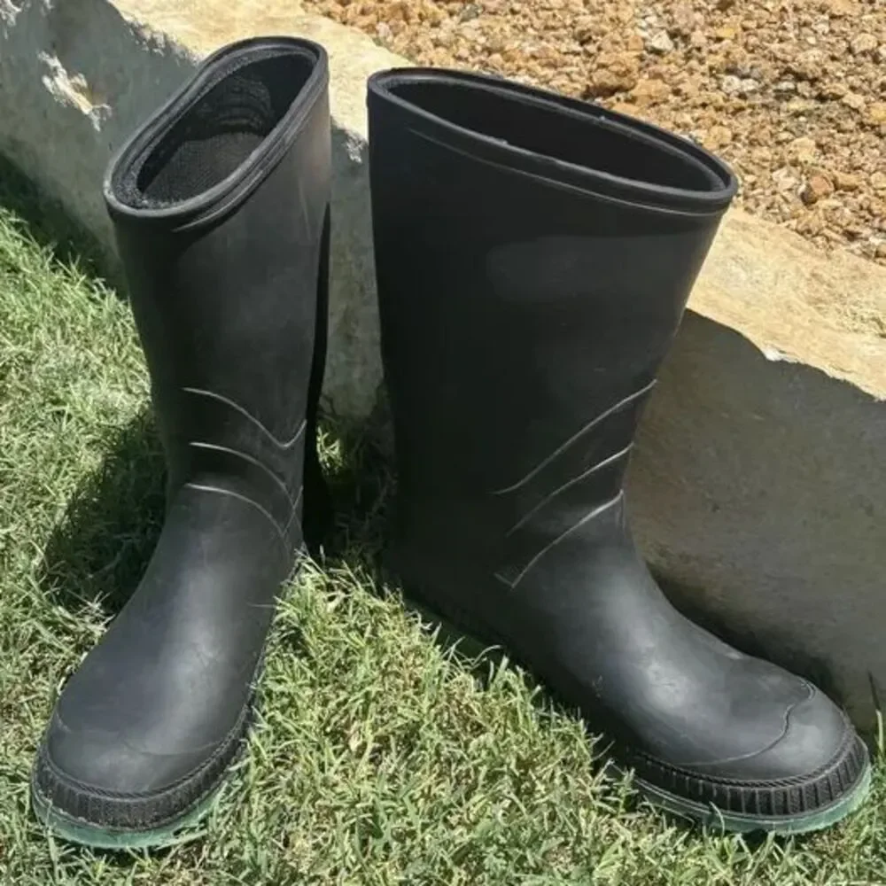 Black Rubber Rain Work Boot Waterproof Youth Size 8 USA, Thick Green Tread